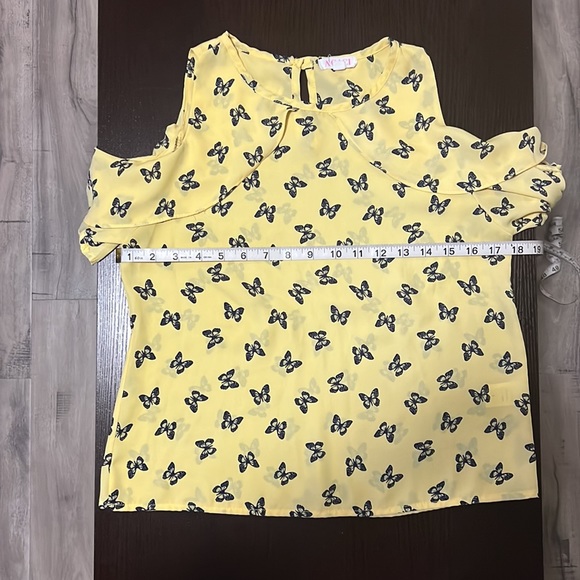 Butterfly 🦋 cold‎ shoulder top - Picture 6 of 6